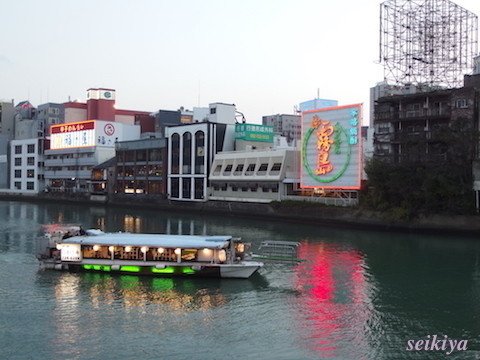 「はかた舟」が進む夕暮れ前の那珂川