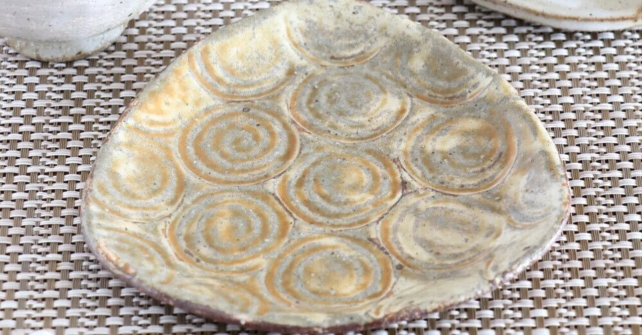 釉薬で、料理で、表情が変わる。三角の波紋皿3種を比べてみました