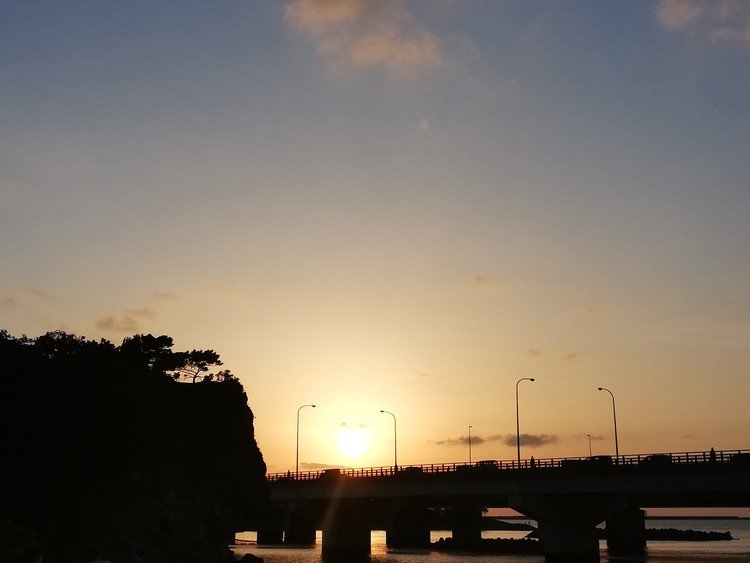 沖縄の那覇市の波の上ビーチの夕陽です。
