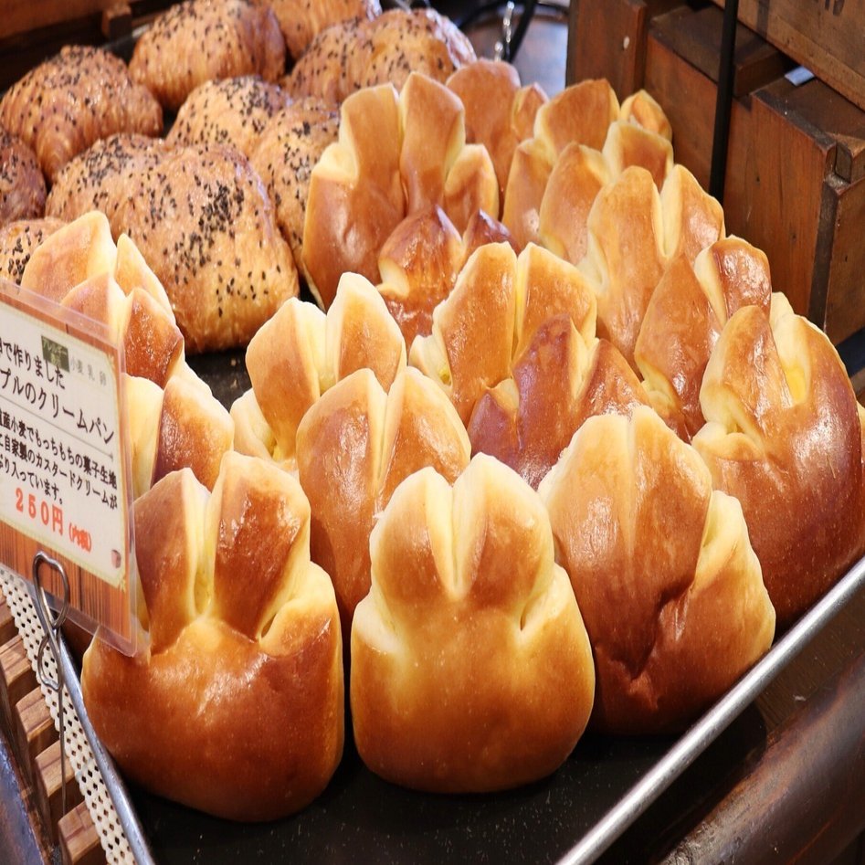 朝から行列する一軒家パン屋」売り場からどんどん消えていく「地養卵の絶品クリームパン250円」『パンステージ・リップル』｜ころんころ