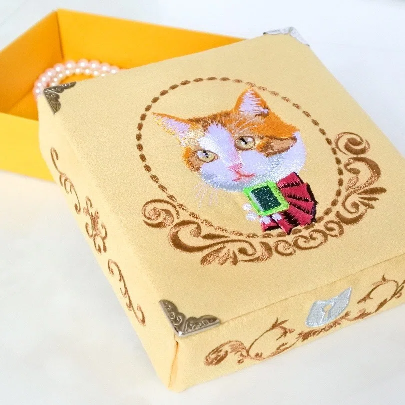 メイちゃんの宝石箱｜ajico*猫の刺繍小物《コイトネコ》
