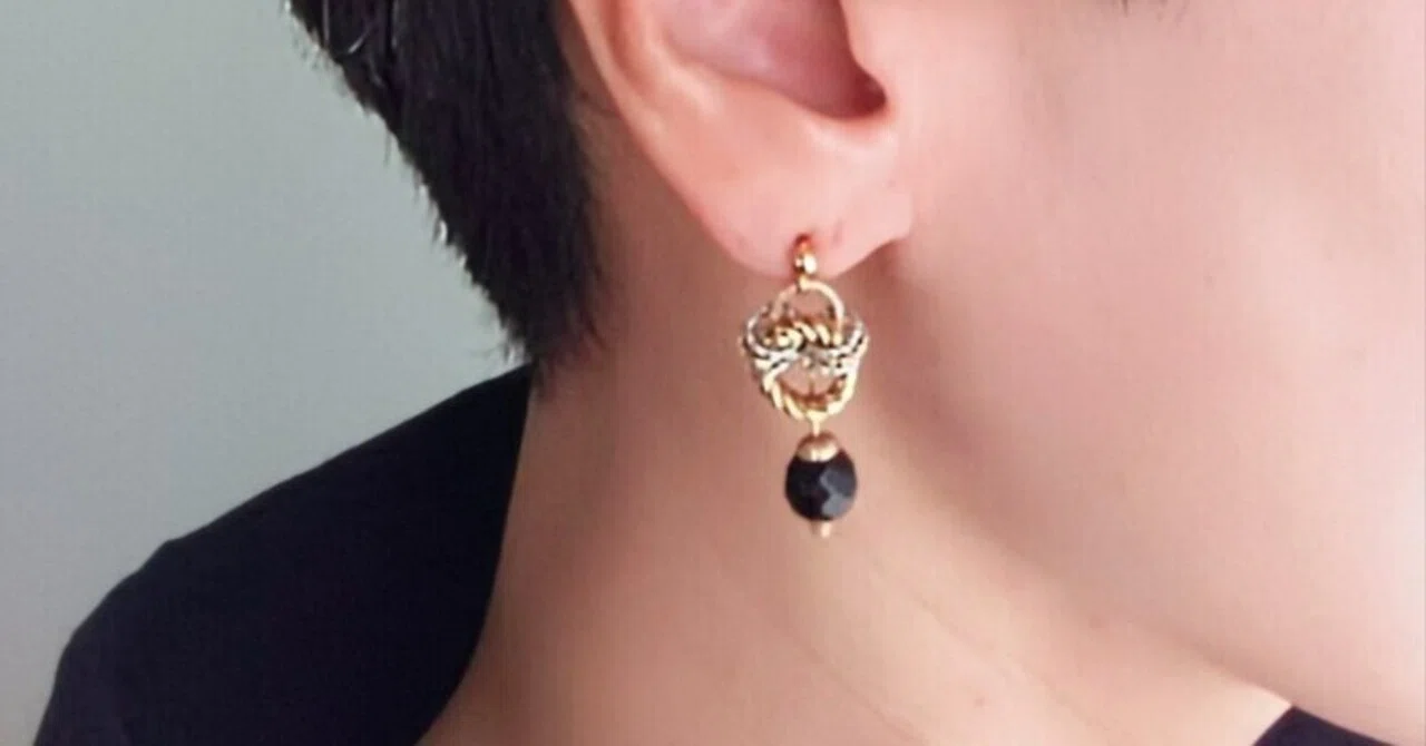 大人の顔周りを華やかに——アクセサリーで印象アップ｜大人アクセサリー 