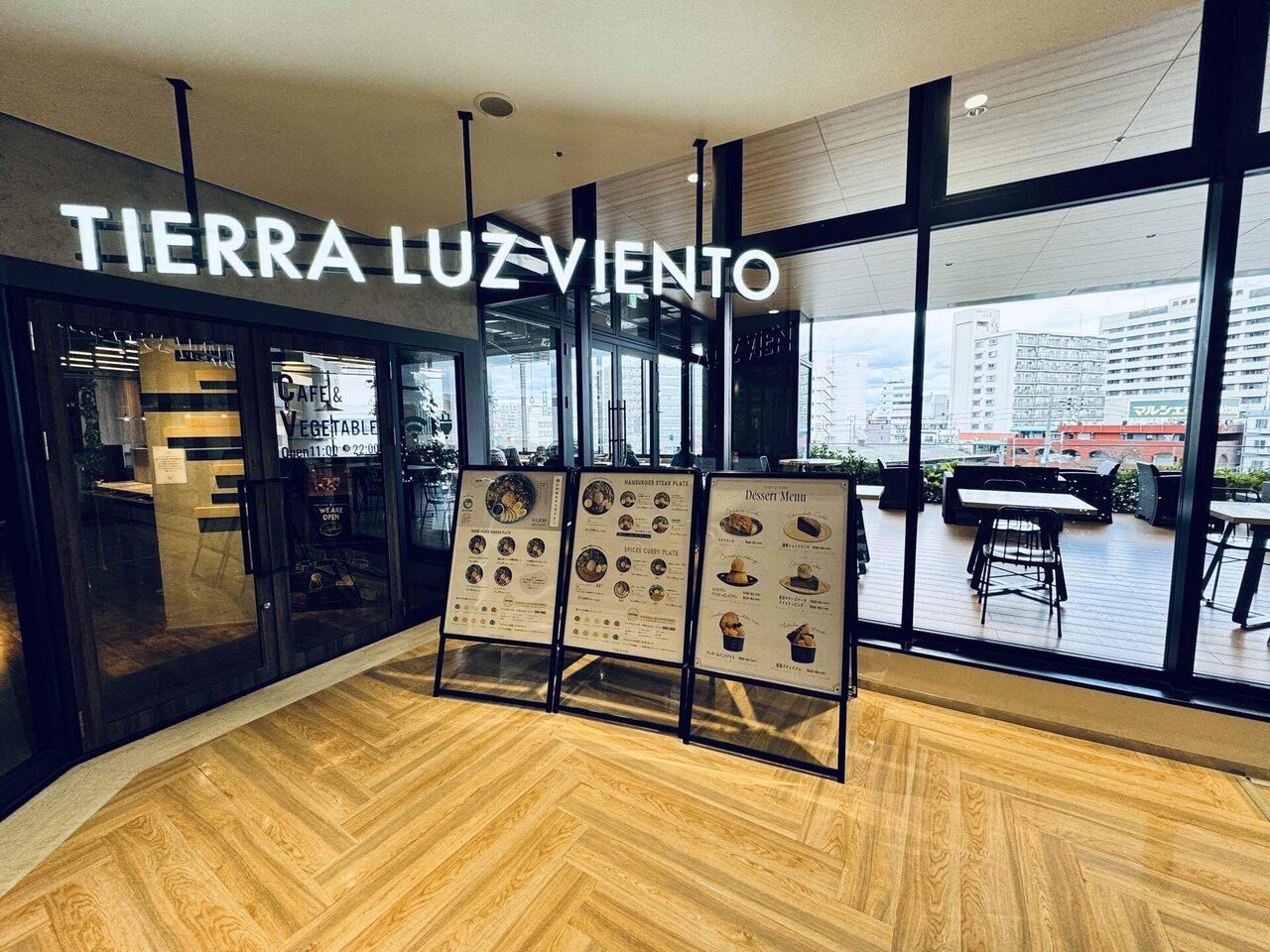 カフェの窓辺から #06｜西宮駅ビルにあるラグジュアリーな雰囲気の美観