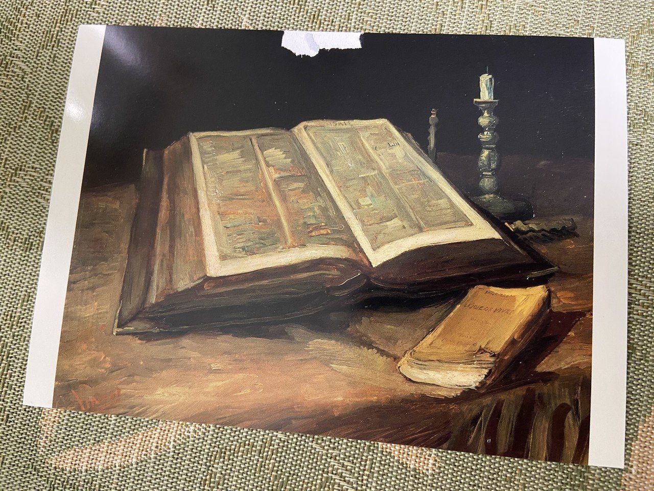ゴッホの絵はがき 開いた聖書 火の消えた蝋燭と小説 15年 これは父の聖書で ページはイザヤ書53章 小説 はエミール ゾラの 生きる歓び ざっと塗りたくってあるだけみたいなのに ちゃんと聖書に見 岩代ゆい Note