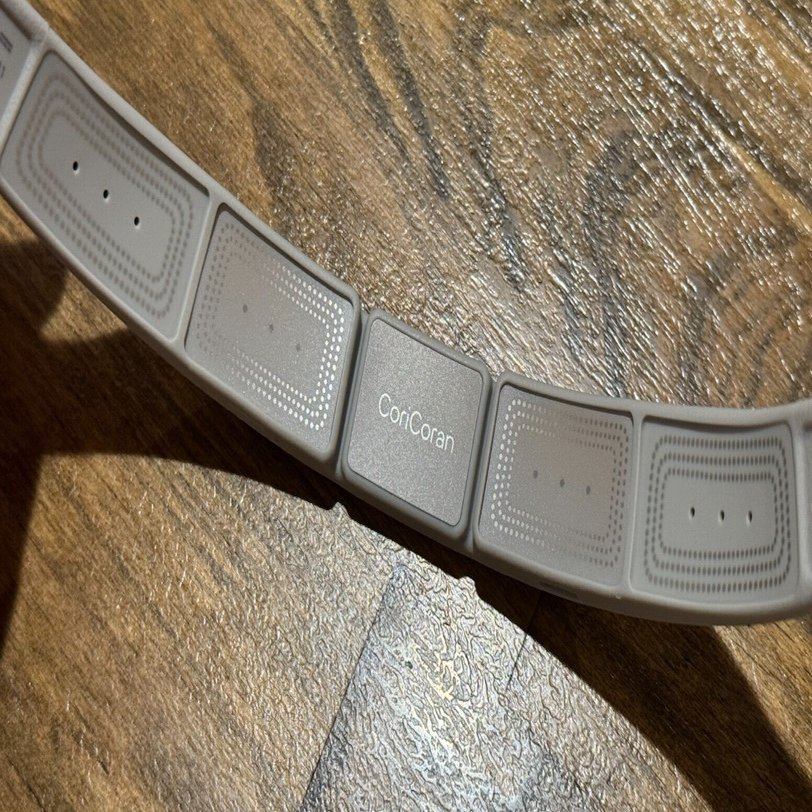 外でも使える首こりケア - コリコランループで外出日のこり対策｜りおつ