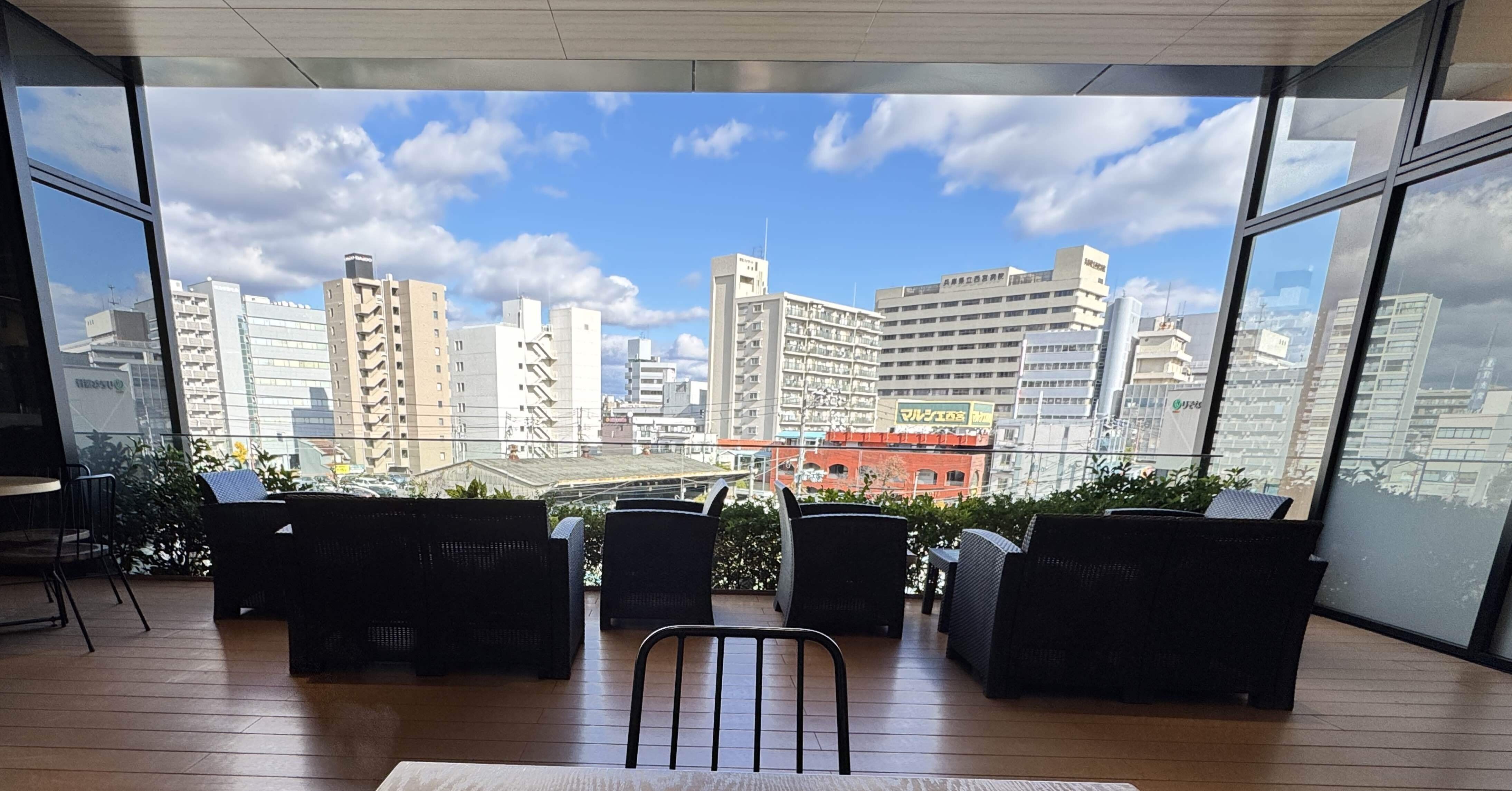 カフェの窓辺から #06｜西宮駅ビルにあるラグジュアリーな雰囲気の美観