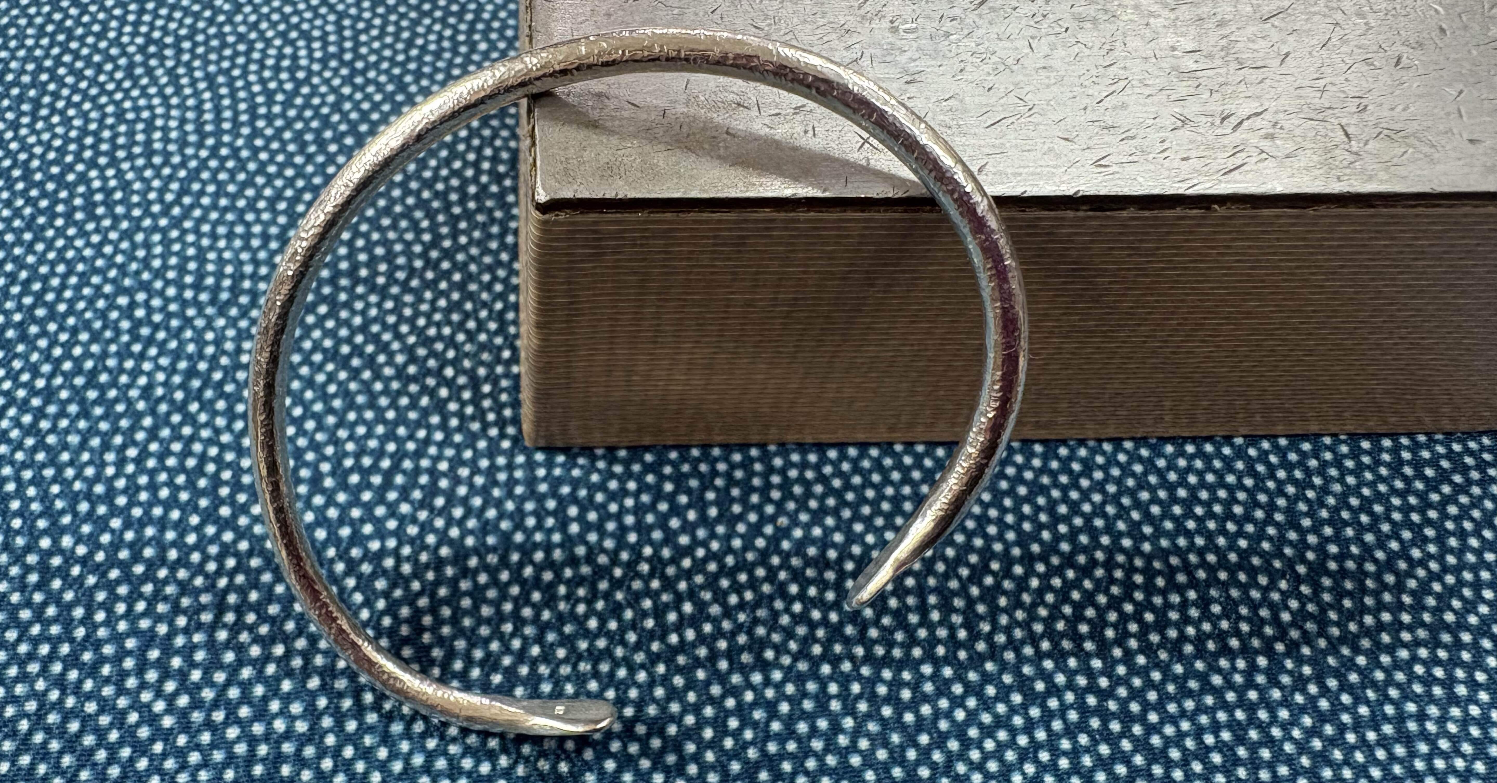 ハンドメイド作家様　銀製　バンクル 軽銀和彫バングル【Mサイズ】 | くらしの金具・里山