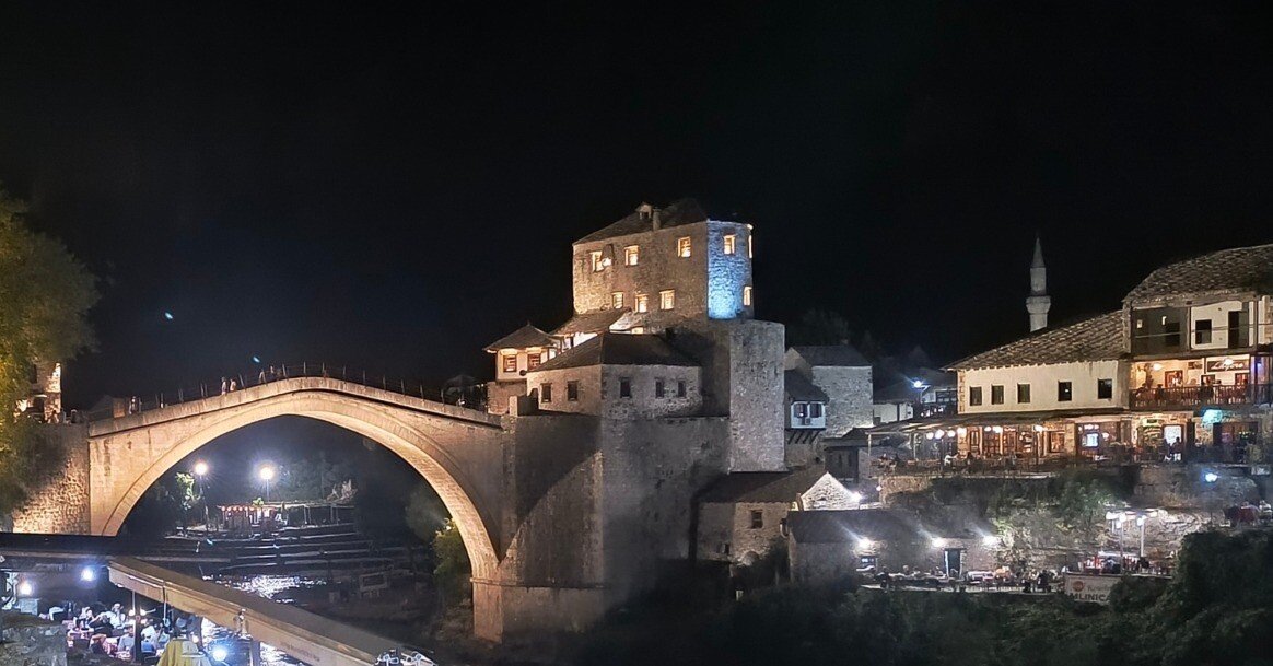 ボスニア・ヘルツェゴビナの世界遺産 モスタル②旧市街の夜を歩く｜ら