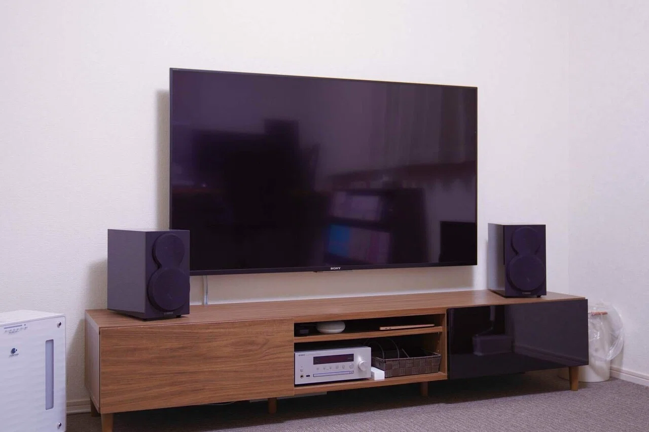 An audio device called the CRX-N470. It's not HiFi audio, but... it's ...
