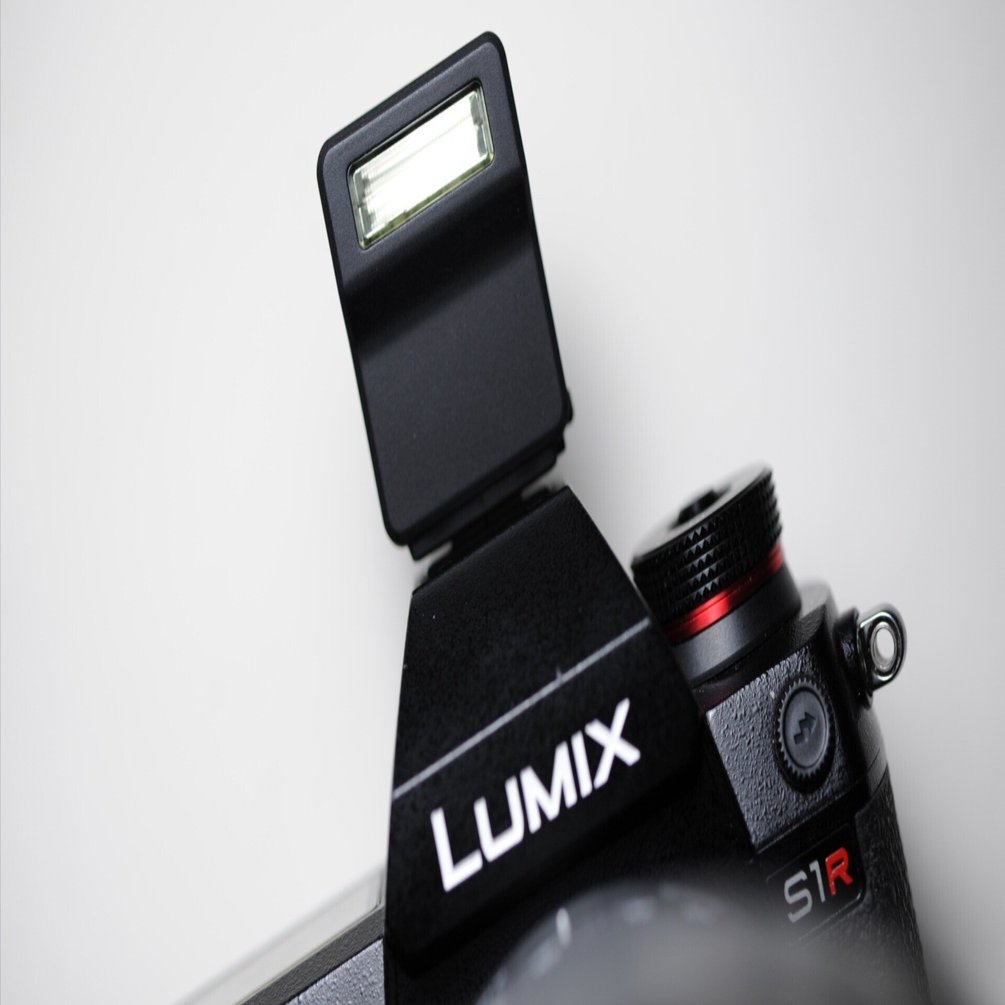 超小型ストロボDMW-FL70をLUMIX S1Rで使う｜オジサンの流儀【充電中】
