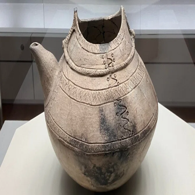 中国　古代　 土器　刻線文　壷　水甕　C　R8531 蛇が描かれた京都の注口土器と大陸にもあった三叉文の縄文土器｜ヒデチャコ