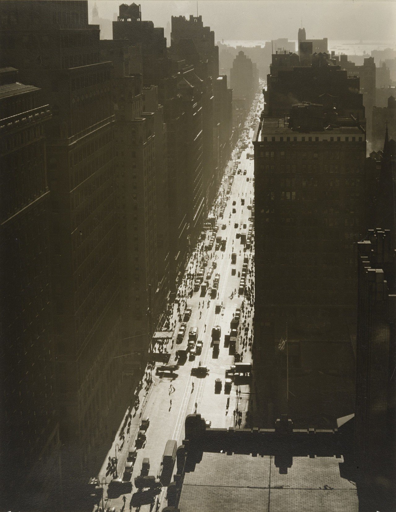 女性写真家Berenice Abbot-パリとニューヨークの文化的ハブ