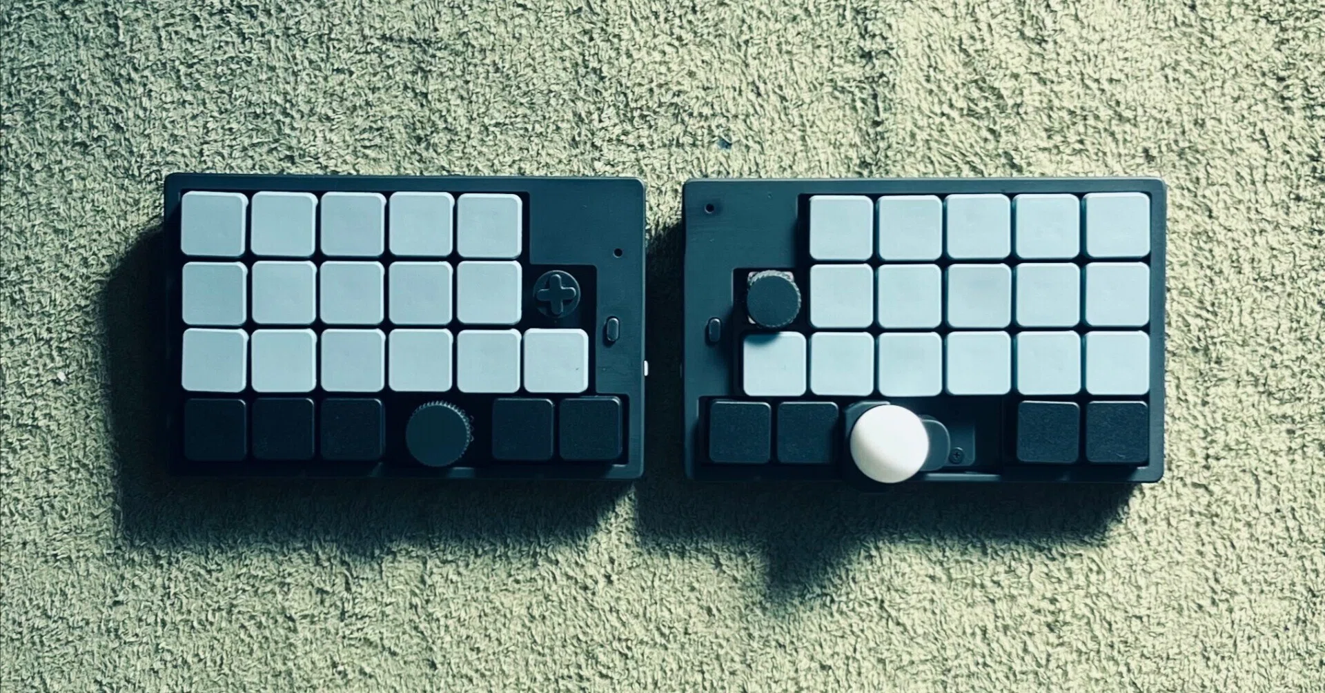 小市民、分割型のキーボード 