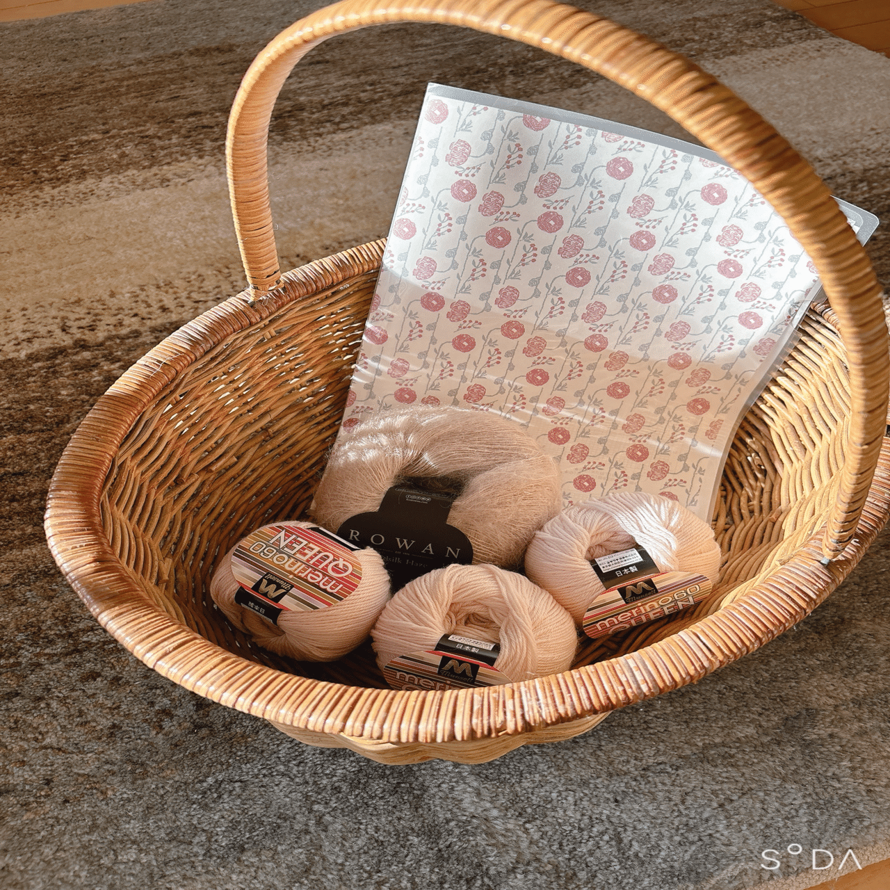 バスケットひとつで、家中で編み物｜ amite_