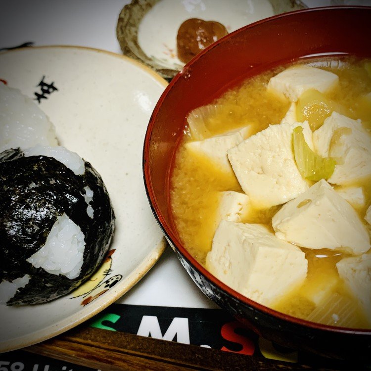 すっごくシンプルな食事だ。一口サイズのおむすびと、島豆腐たっぷりのお味噌汁。ちょくちょく食べたくなるのだ。しんぷるいずべすと！