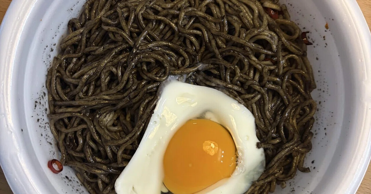 漆黒の衝撃】「日清焼そばU.F.O. BLACK」を食べてみた！｜Aki