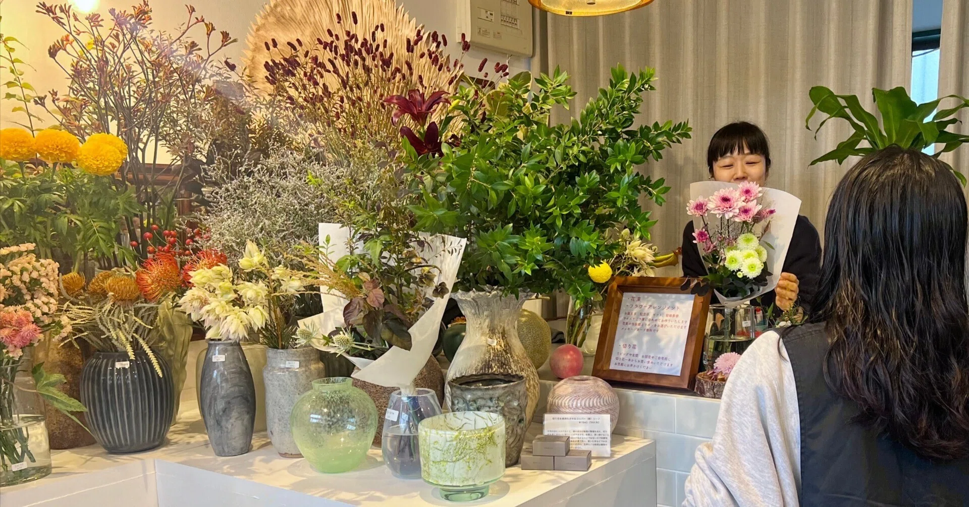 花と人が出会う、駅前の小さな花屋「南極」－日常に一輪のごほうびを