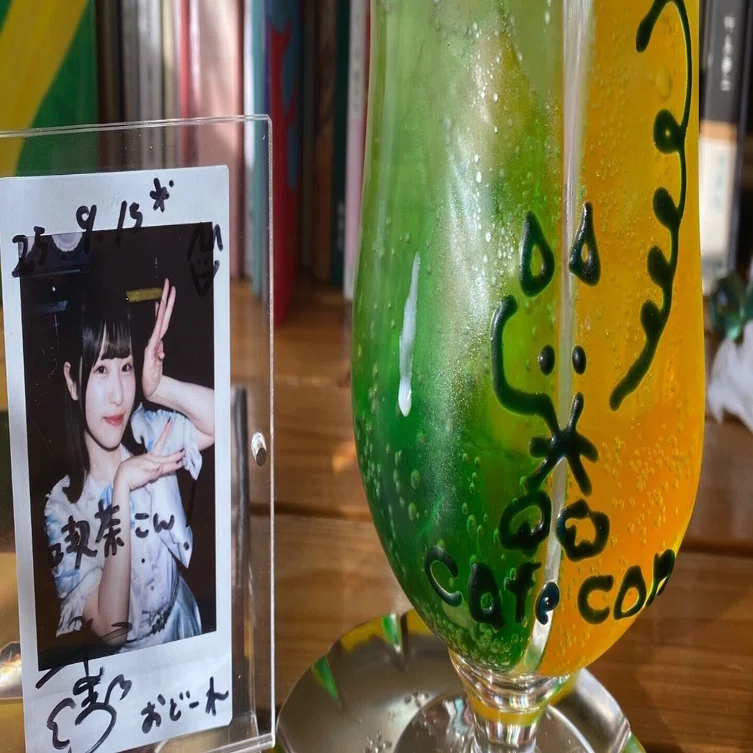 こんこん🦊きつねダブルメロンクリームソーダ/喫茶こん｜おどーれ