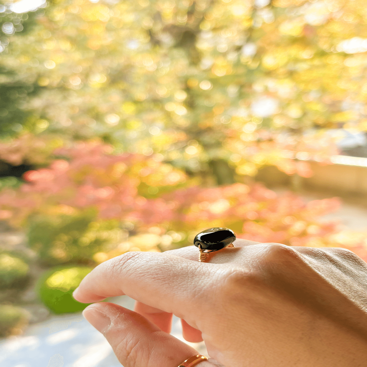 右手中指に光る、生涯の宝物。運命的に出会って今も傍にいる、オニキス