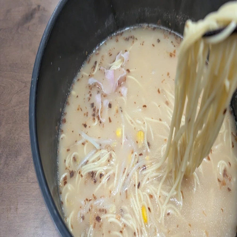 鹿児島焦がしねぎ入り黒豚豚骨ラーメン｜Yuragi