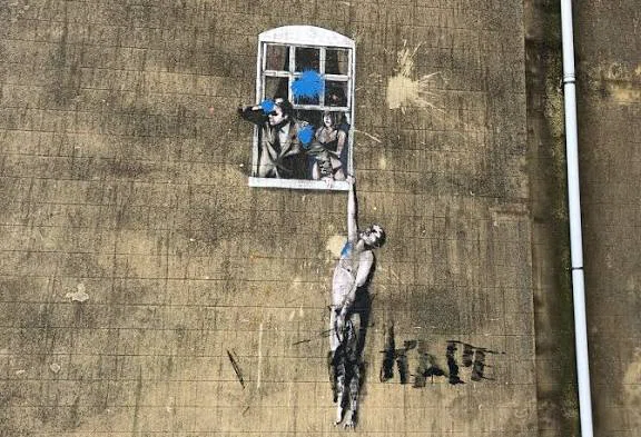 Banksy】「Well Hung Lover」が持つ二重のメッセージ：社会風刺と