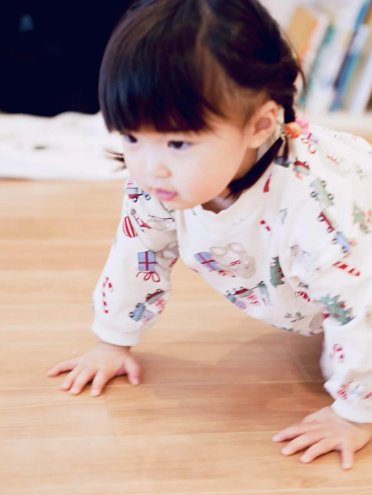 ハイハイをしている1歳の女の子