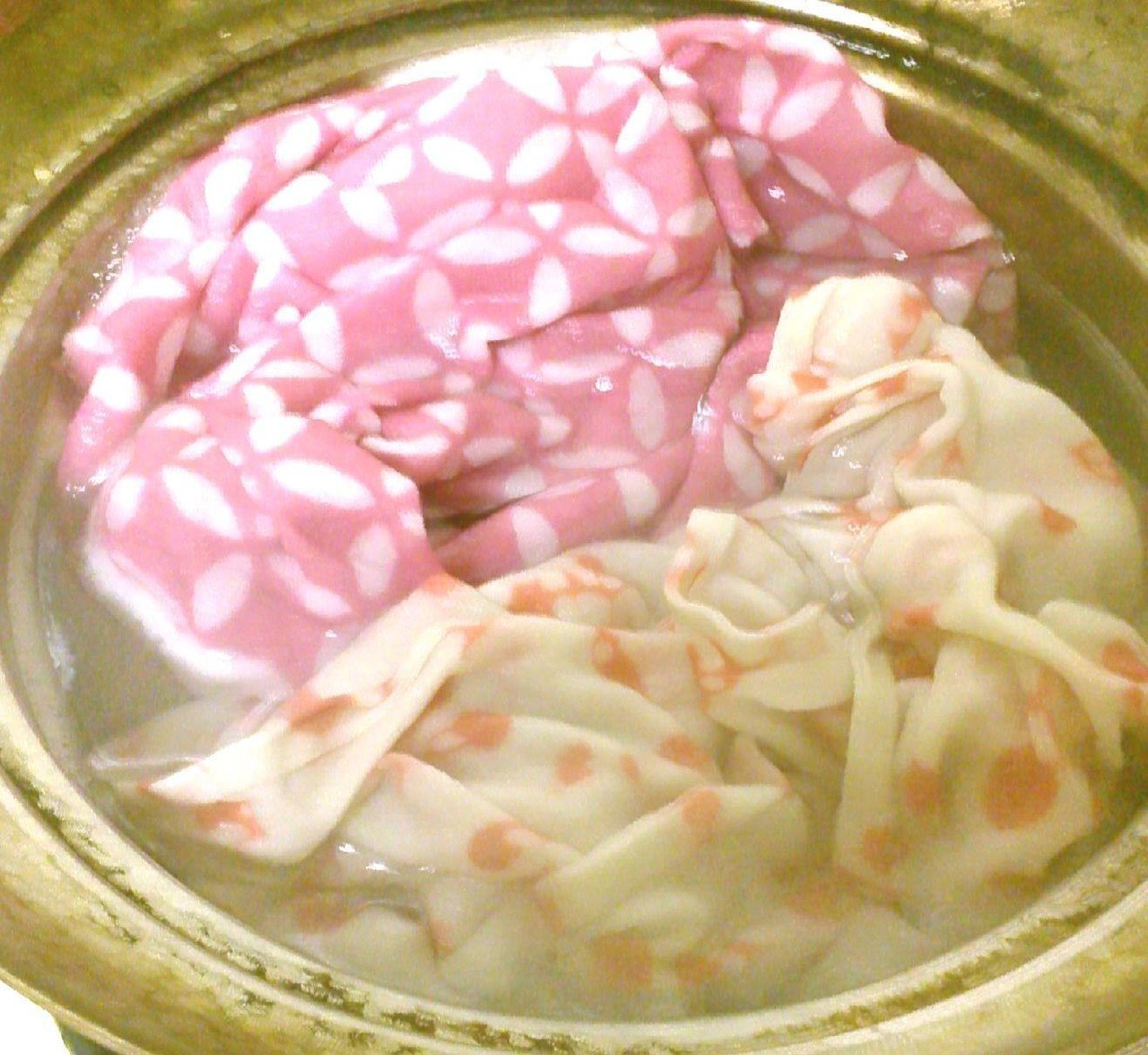 手ぬぐい重曹で煮洗い中 お風呂用たまに煮てあげると 白がキレイに 柄は 茄子がママの茄子柄 七宝美人に七宝柄 ダジャレだけど 微笑ましい昔の人の縁起担ぎ 冷まして洗濯機にぶっ込みます 肌が弱い人は かにみなり Voov Note
