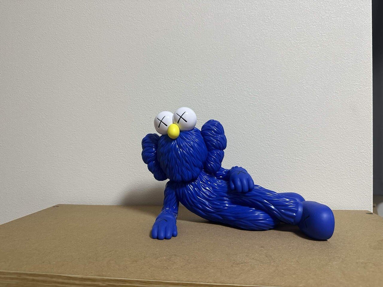 BFFの青が部屋を変える。KAWSの世界に入る“最初の扉”の話｜Mic