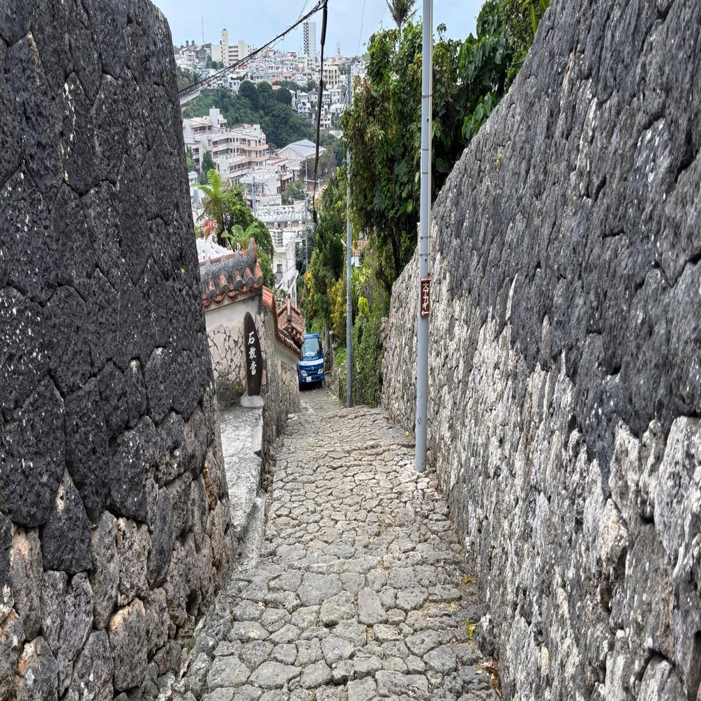 沖縄・那覇 首里金城町石畳道（2025年12月11日 お昼時）｜旅するしんちゃん