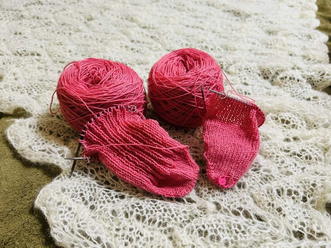 編み物記録🧶 ピンクの二目ゴム編み靴下｜あんころもち