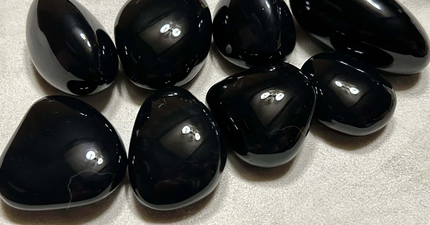 これは！黒曜石！綺麗！守ってくれそう！目標達成！ 黒曜石（十勝石）を手で磨く｜Monkichi｜note