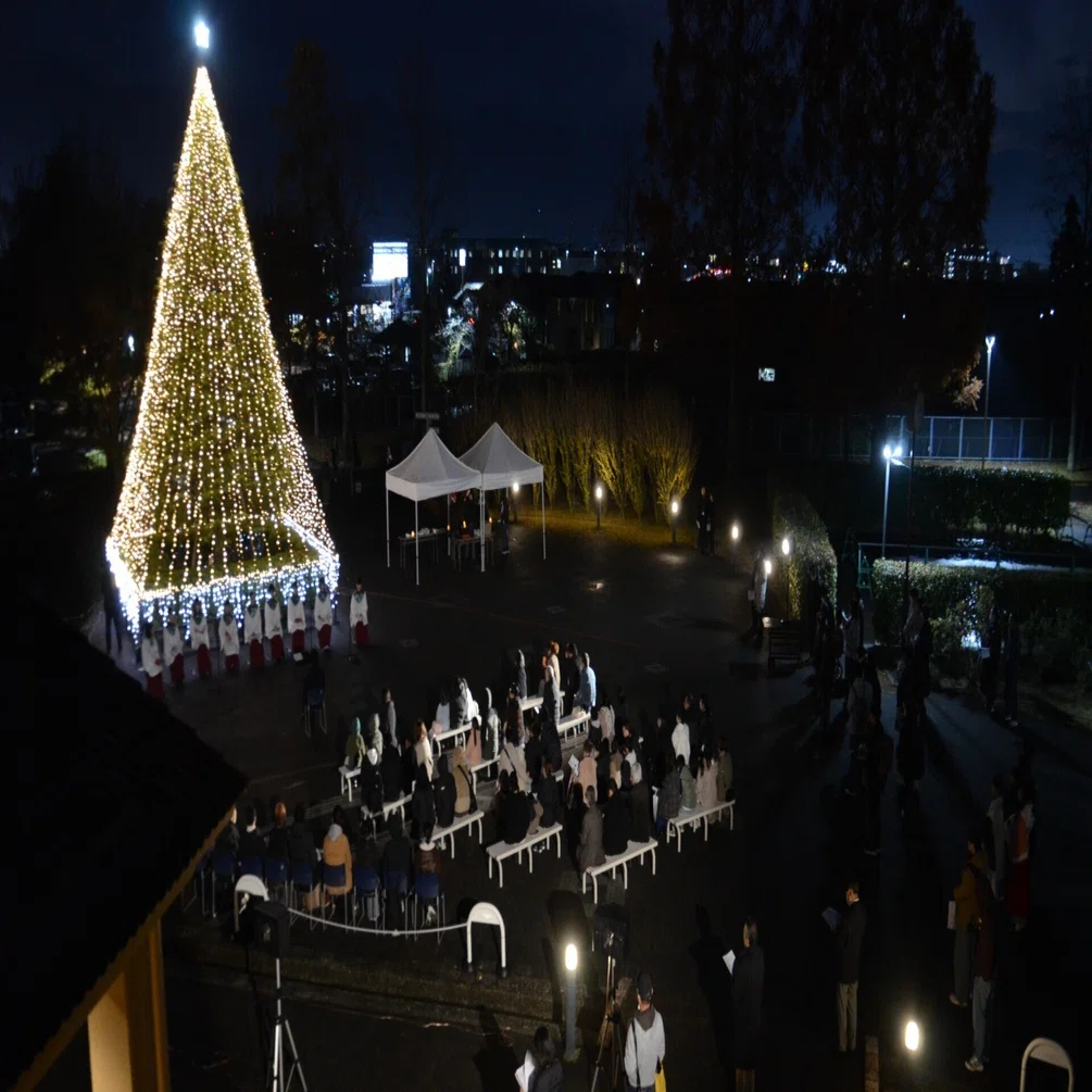 2025年度クリスマスツリー点火祭を行いました｜山梨英和大学