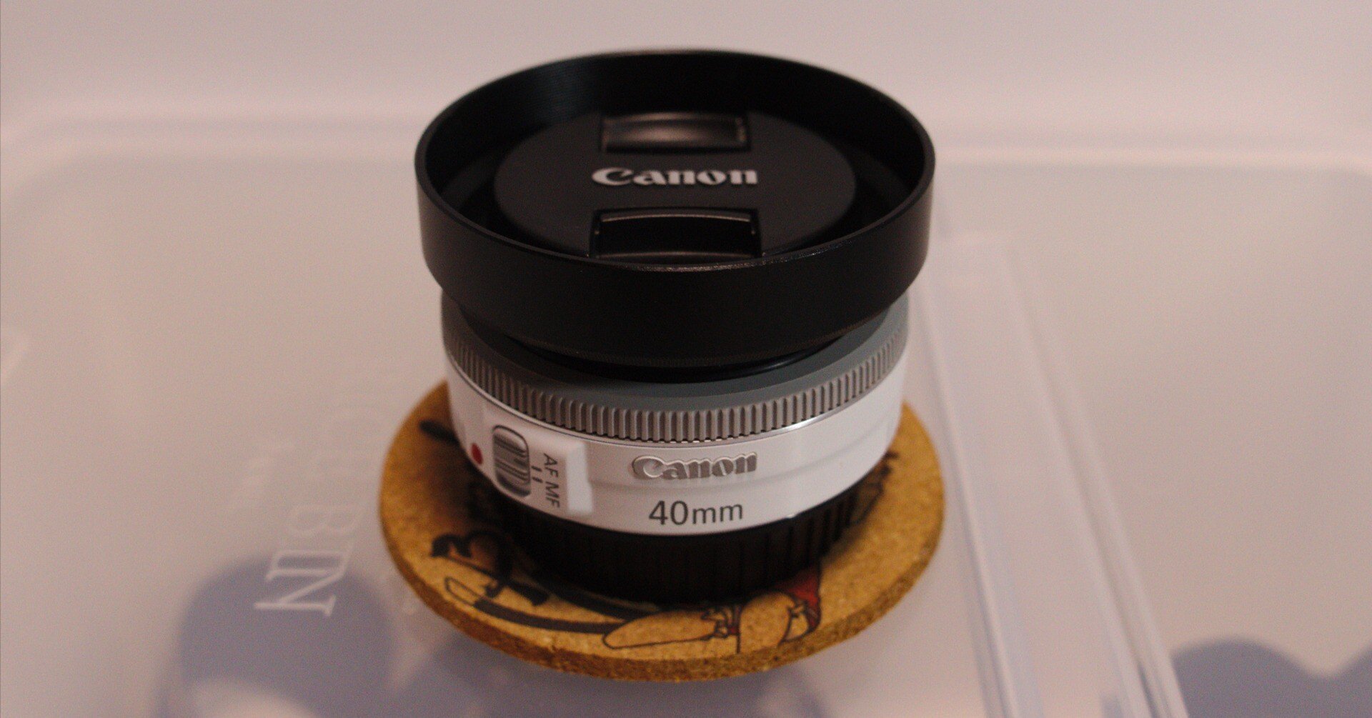 【美品】キャノンEF40mmf2.8STM ホワイト プロテクター赤.黒付き Canon EF40mm F2.8 STM ホワイト 純正パンケーキレンズで夜スナップ。