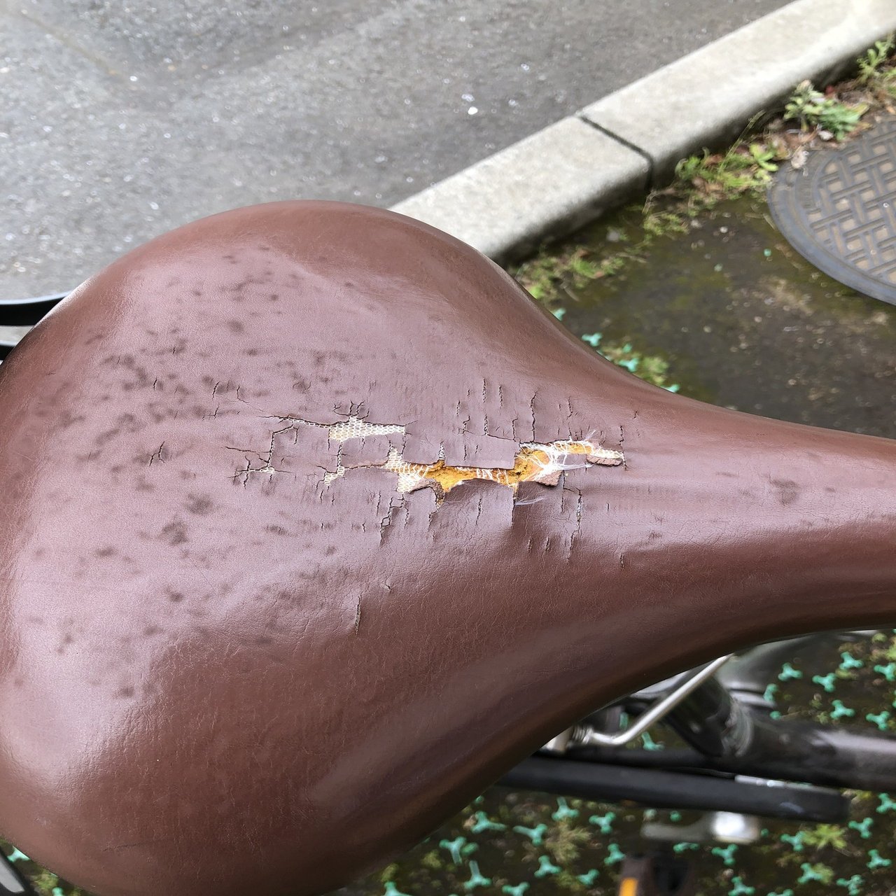 自転車 サドル 破れ