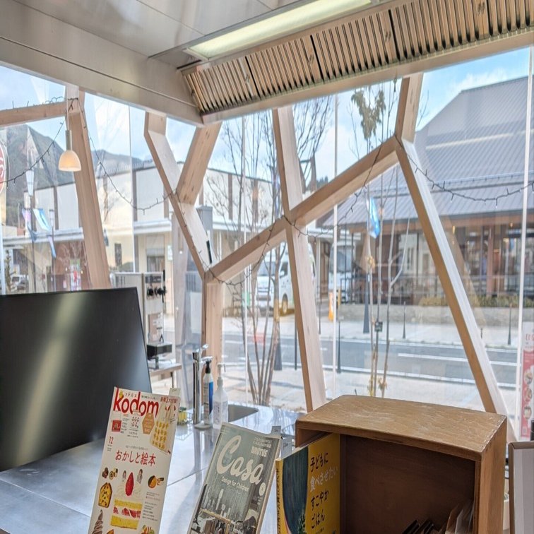 本棚は不思議だ｜陸前高田市と気仙沼市で一足早いクリスマスを感じ