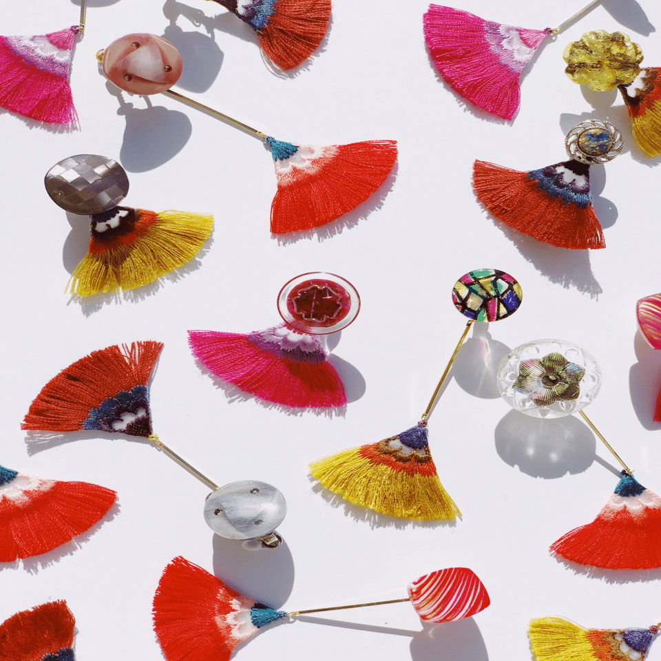 お家でも気分が上がる！カラフルなフリンジを耳元に｜【刺繍作家