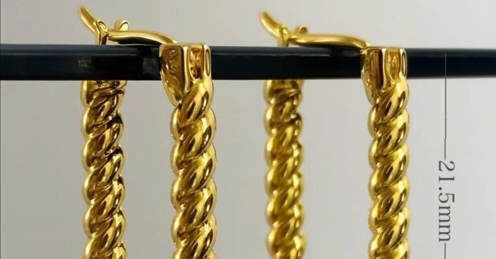 ツイストに宿る艶。K18 イエローゴールド スクエアツイスト フープ