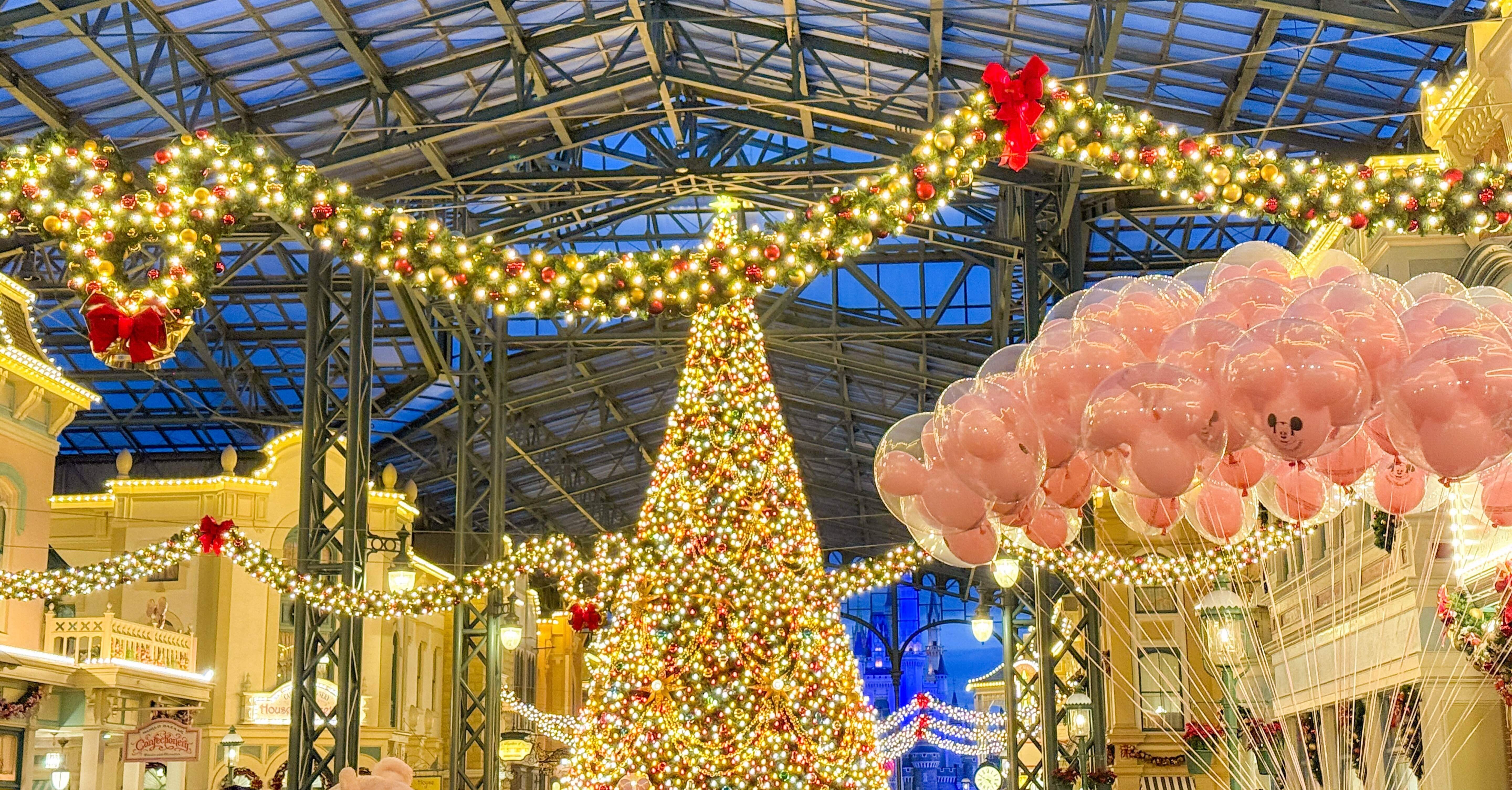 クリスマスの雰囲気を演出するハンドペイントのミッキー像。 クリスマスの雰囲気を演出するハンドペイントのミッキー像。 𝟐𝟎𝟐𝟓