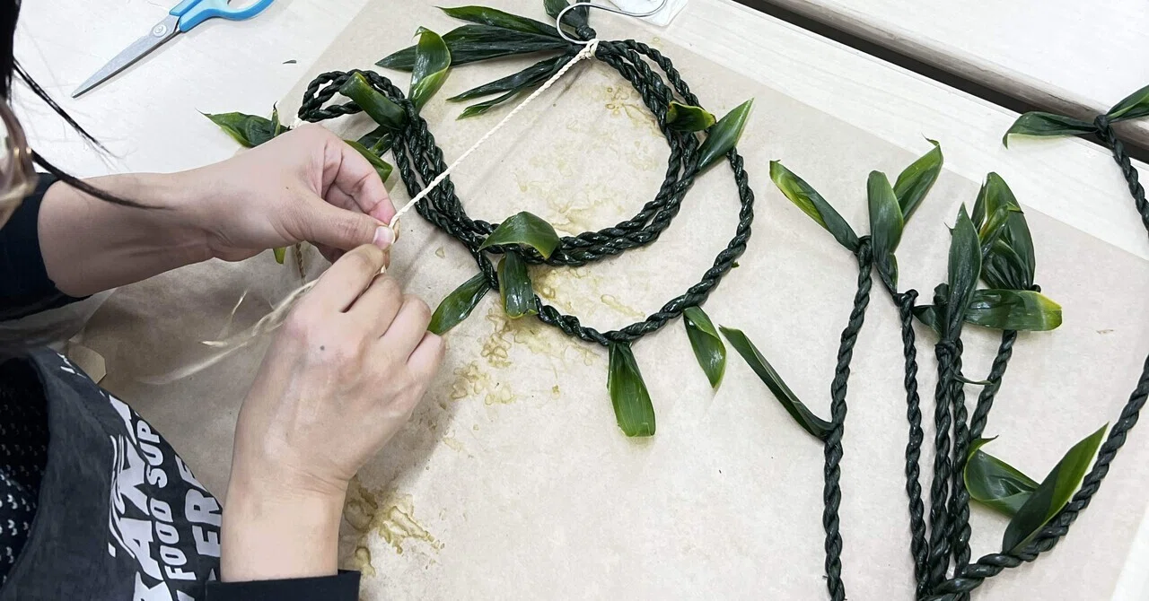 ティーリーフを編んで作るタヒチアンネックレスの衣装｜PŌPOU TAHITI