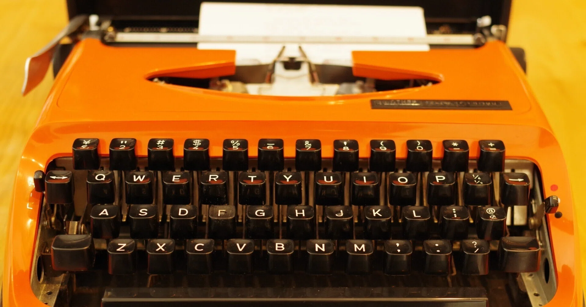 古いタイプライター 中古タイプライターを買ったらキーボードの疑問がぜんぶ解けた｜翔泳社
