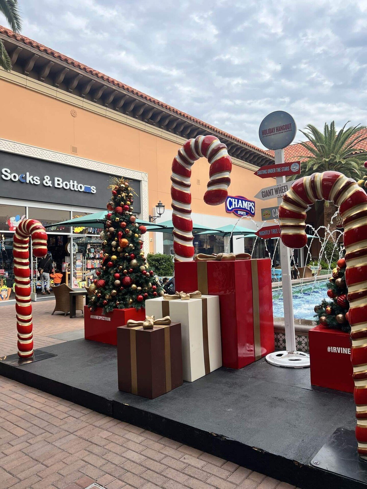 クリスマスシーズンのアーバイン・スペクトラム・センター🎄｜Megan