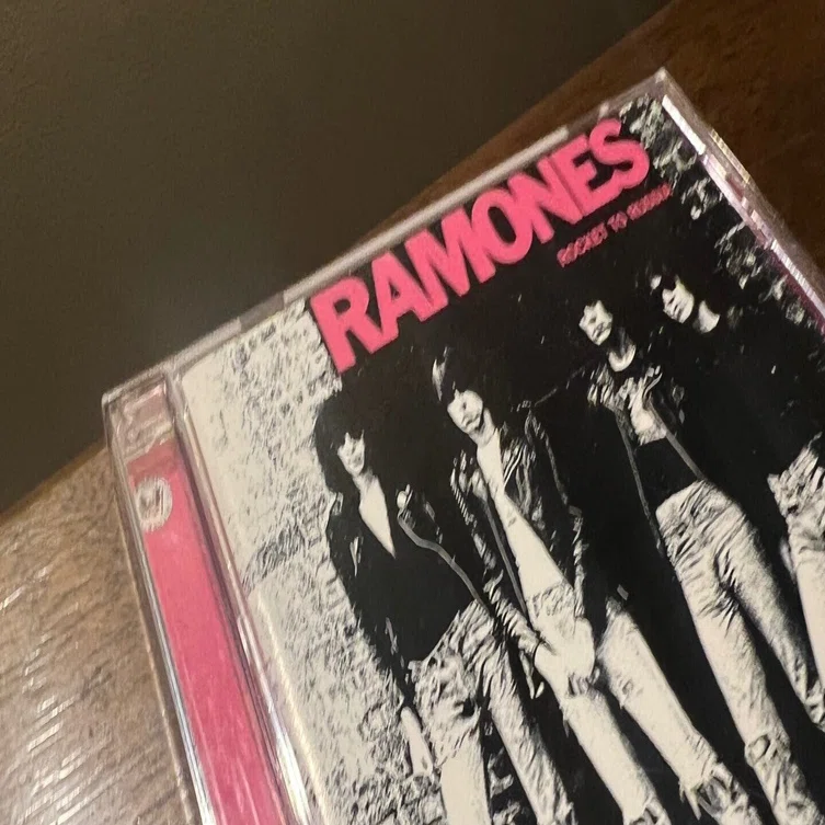 ラモーンズ『Rocket to Russia』— パンクロックの完成形｜KAGOYA COFFEE