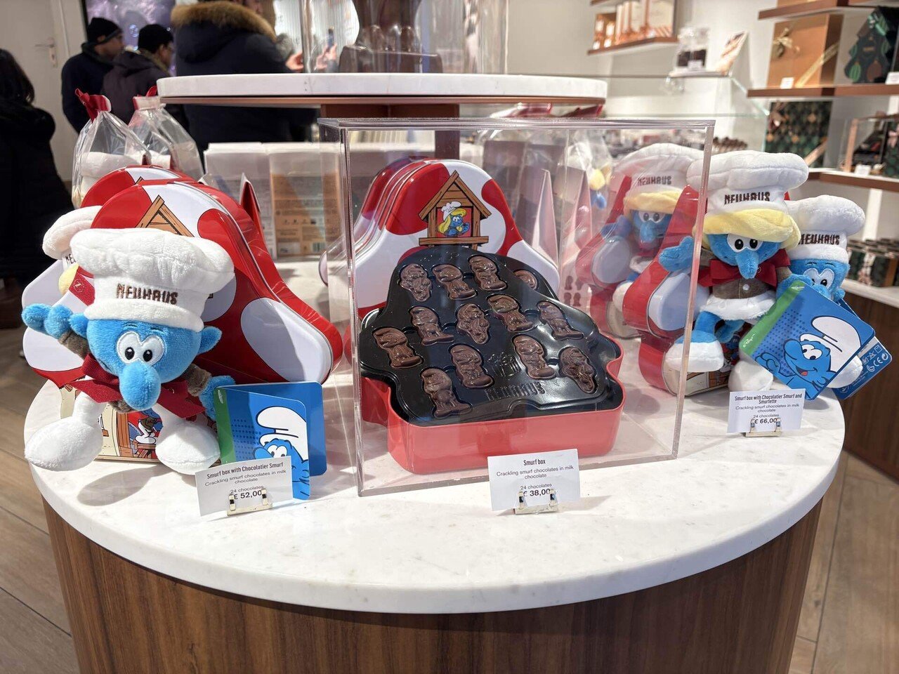 【激レア】ブリュッセル限定！ノイハウス×スマーフ　人気ぬいぐるみ　ベルギー土産 激レア】ブリュッセル限定！ノイハウス×スマーフ 人気ぬいぐるみ
