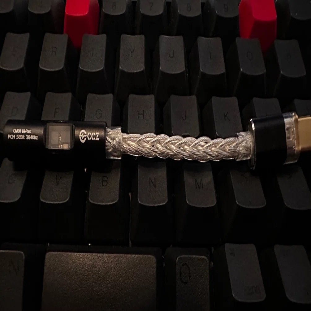 MacBookAirとFUNLOGYのスピーカーにUSB DACを挟んだら音質も配線も