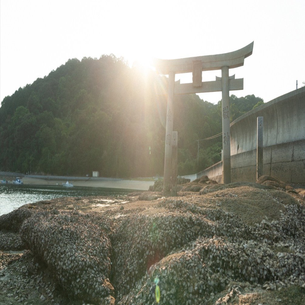 愛称板　鳥海 海の中の鳥居｜torutabitabi