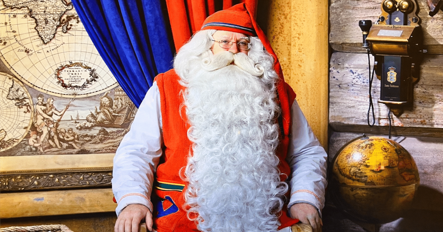 フィンランドサンタクロース村　サンタ人形 毛皮のコート 眼鏡付き 大人になってから会いに行く、サンタクロース村。｜たっきー