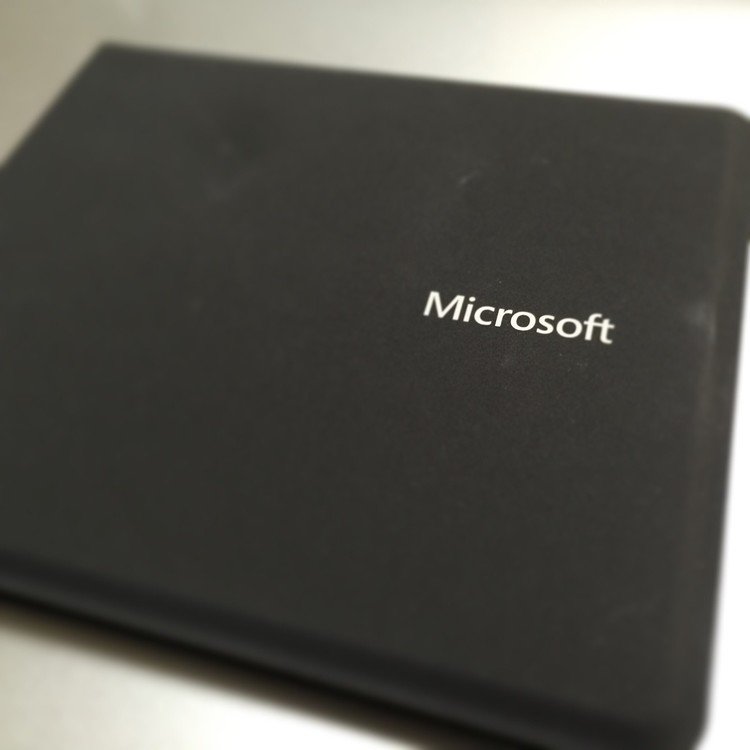 Microsoftの折りたたみキーボード買った！薄くて軽くてかっこいい。iPad mini 4との相性は抜群です。

http://amzn.to/1nh8YZx