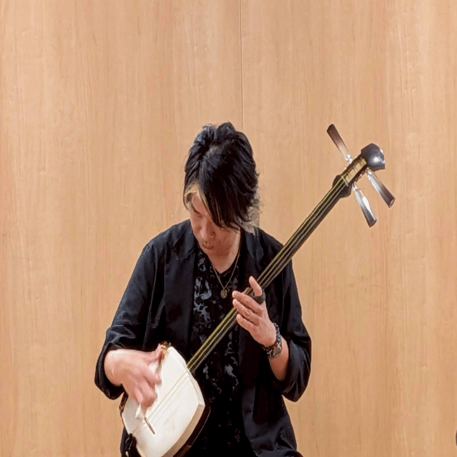 三味線のくにちゃん、ほがらかミニコンサートでハッピー！｜KUNIAKI