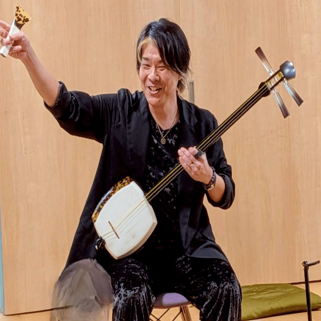 三味線（写真参照に）④ 三味線のくにちゃん、ほがらかミニコンサートでハッピー！｜KUNIAKI