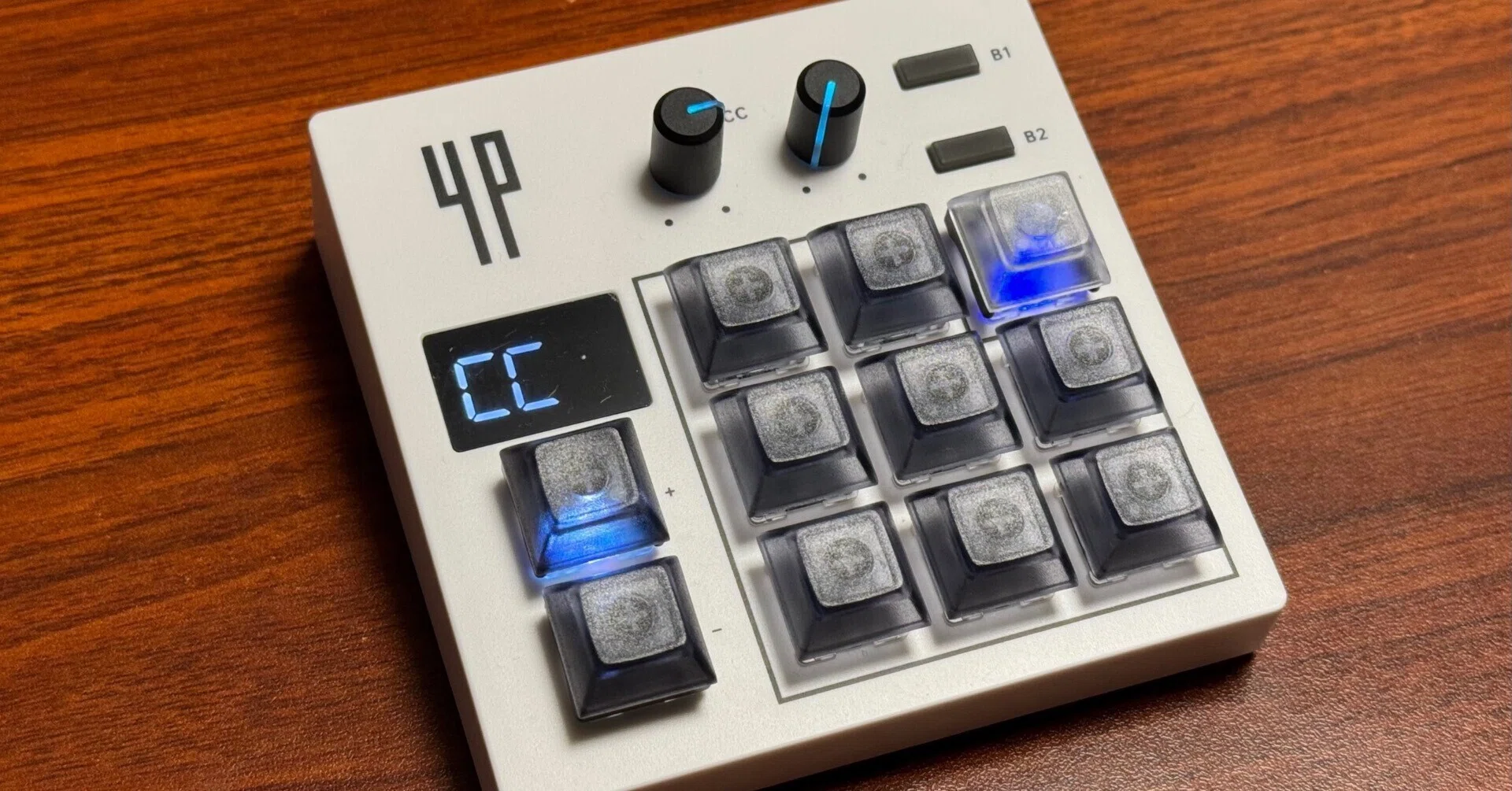 コンパクトなMIDIコントローラー「4PAGE BOX」を使い、MIDIで音声ポン